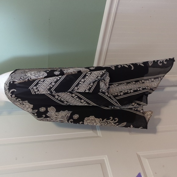 Roz & Ali 2X Black White Top Blouse Lined Abstract floral Design - Picture 5 of 10
